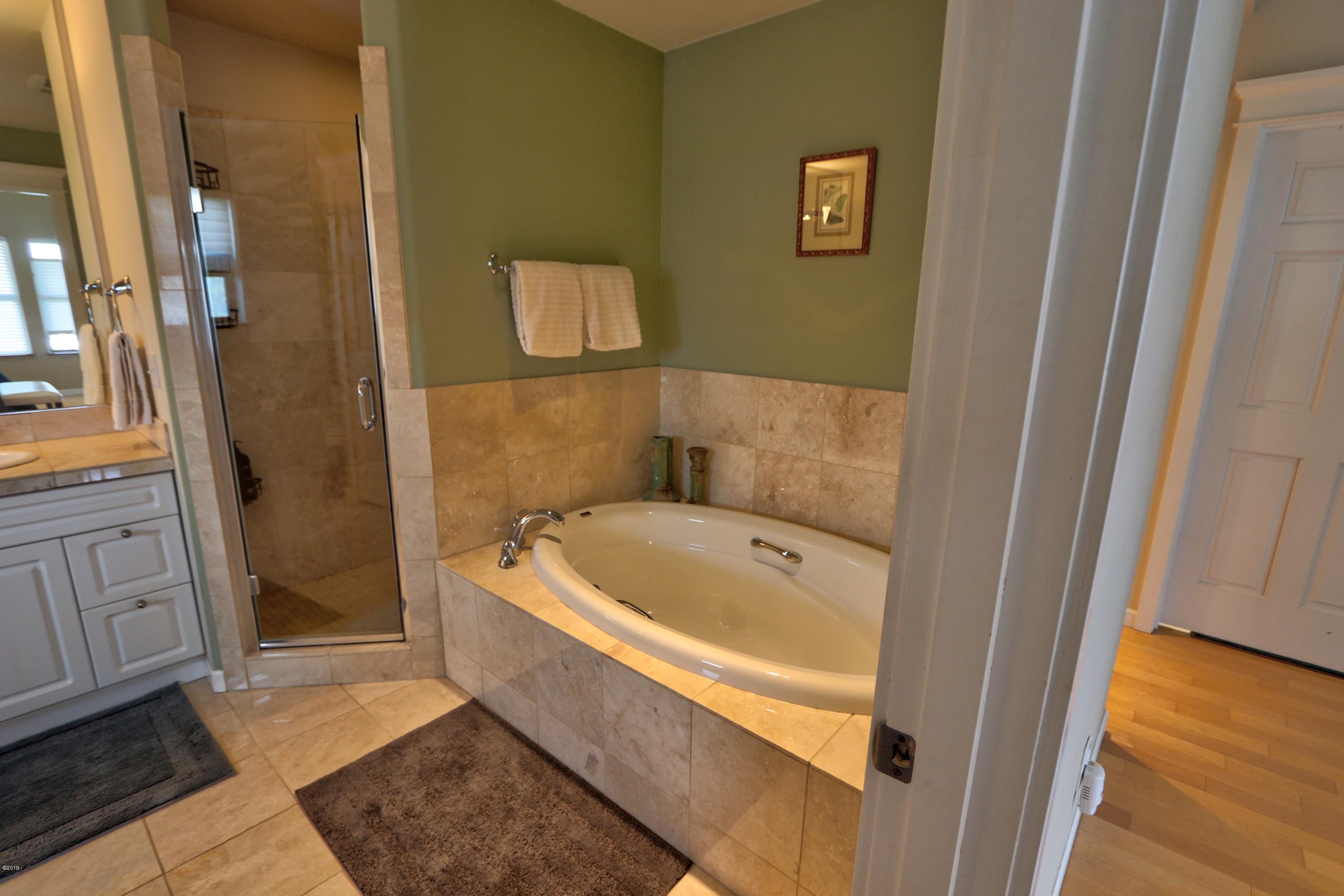 522 Southwest Hurbert Street Newport, OR 97365 - Photo 20 of 29 Master Bath