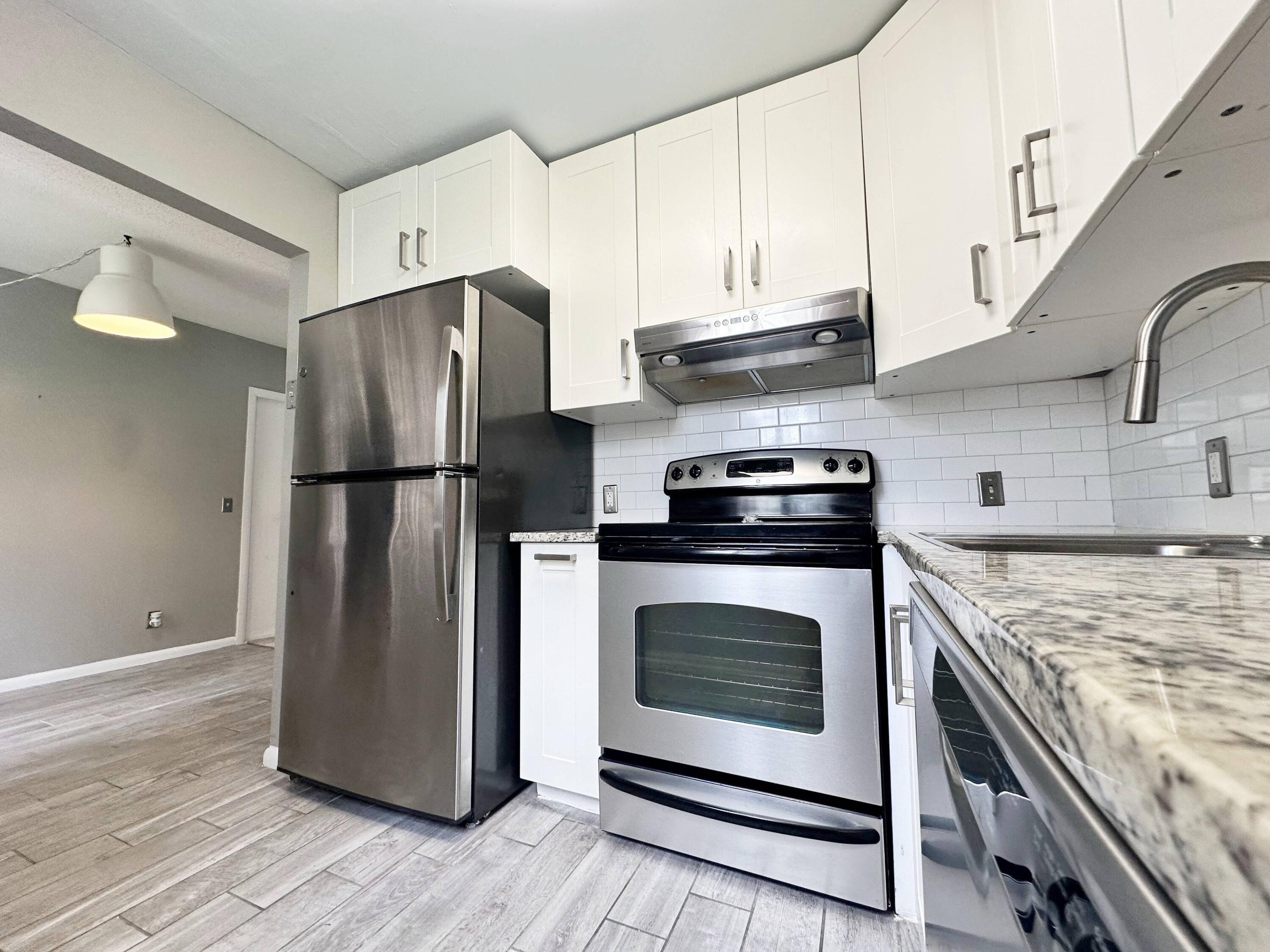 144 Mansfield D, Unit D Boca Raton, FL 33434 - Photo 2 of 14 Kitchen