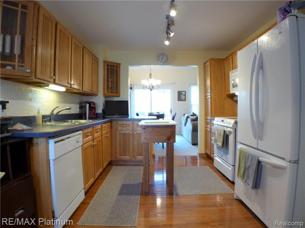 922 Ridge Court, Unit 130 Brighton, MI 48116 - Photo 12 of 29 P1040697.JPG