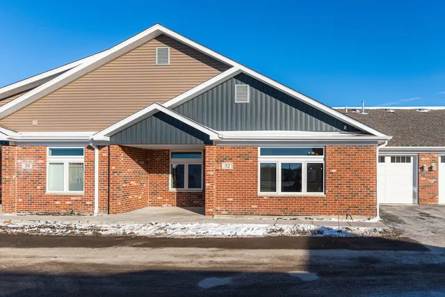 $296,900 | 60 Kloe Lane, Unit 60, Sycamore, IL 60178