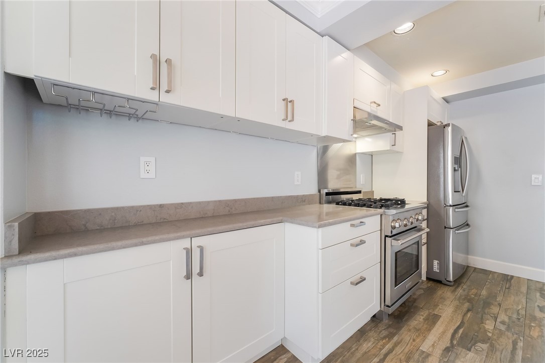 1427 Pathfinder Road Henderson, NV 89014 - Photo 18 of 36 Kitchen is absolutely gorgeous!!!