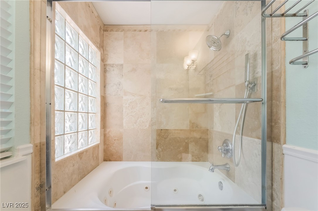 1427 Pathfinder Road Henderson, NV 89014 - Photo 23 of 36 Jetted tub