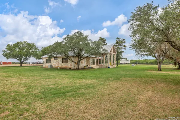 a view of a backyard