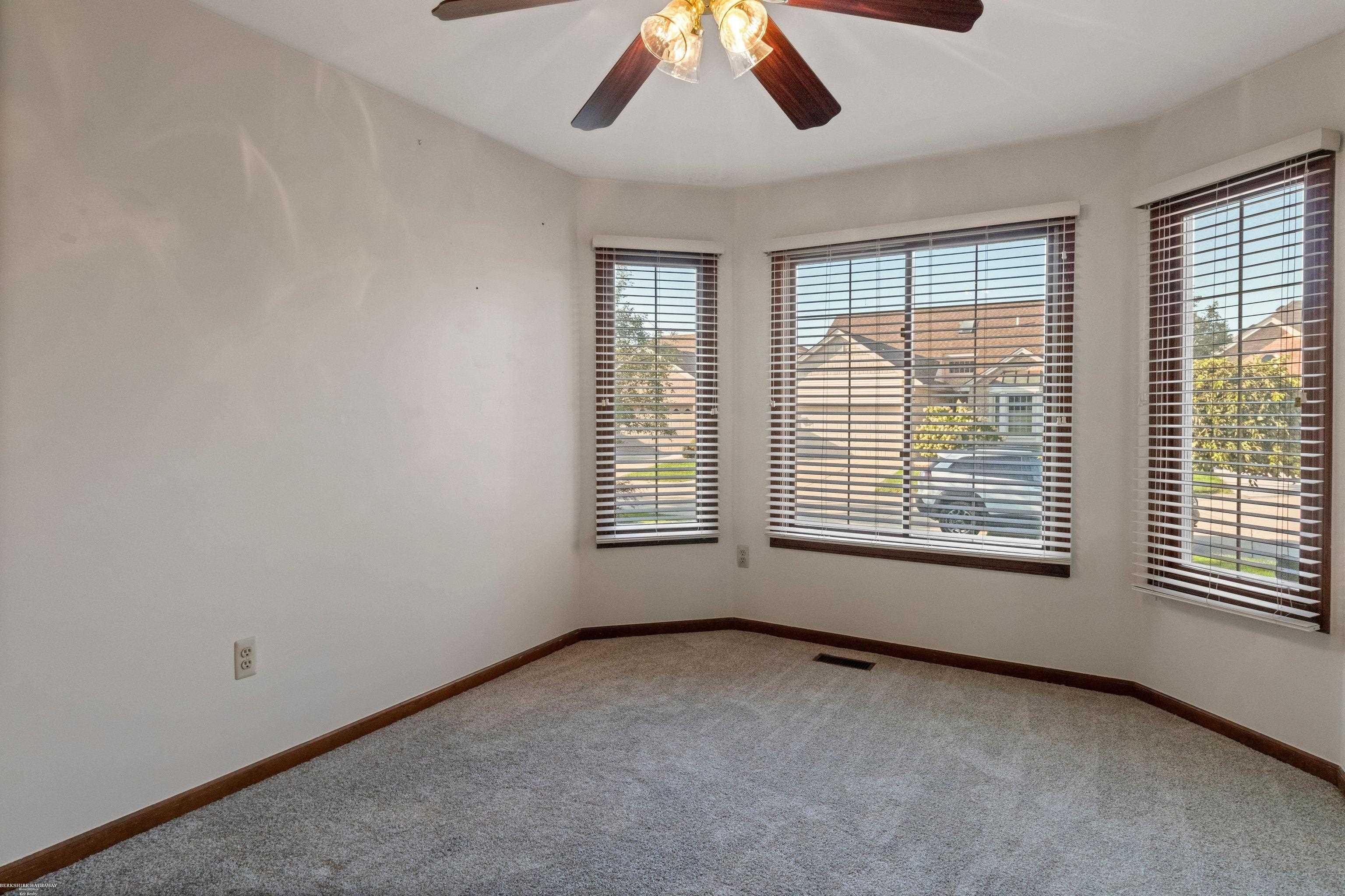 20120 Ridgeway Court Clinton Township, MI 48038 - Photo 17 of 32 50122148-16.JPG