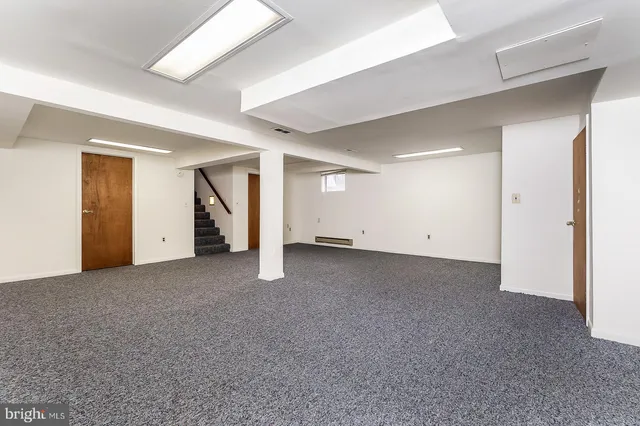 a view of a big room with closet and bathroom