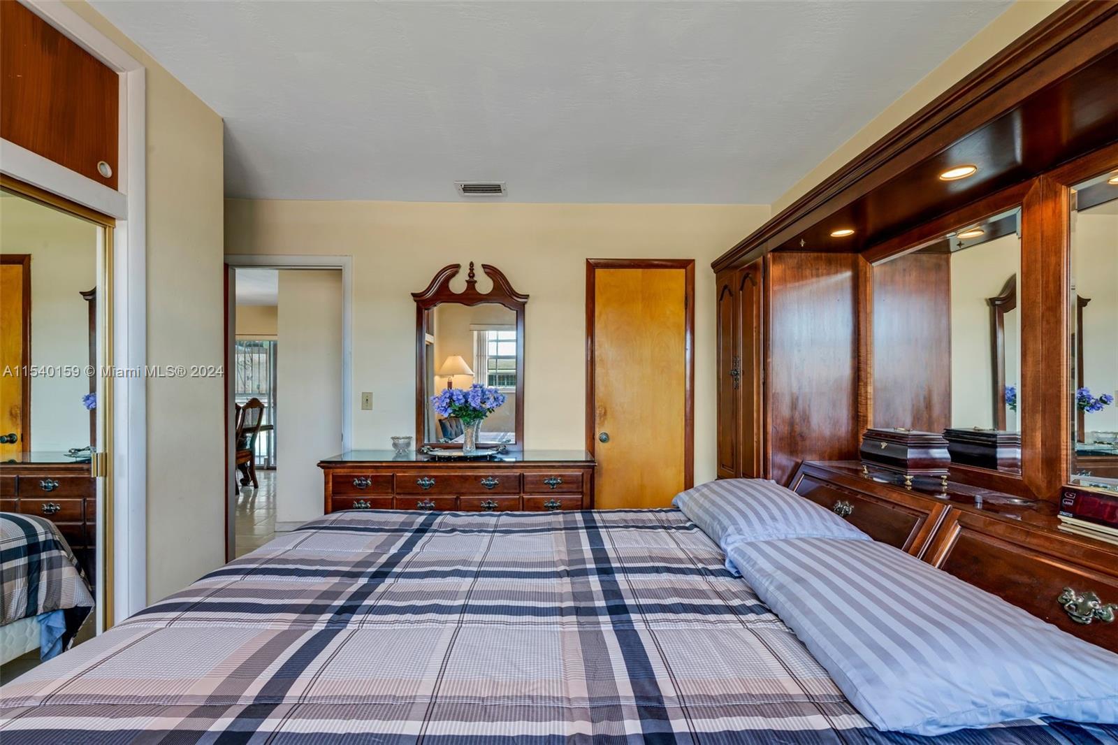 Westchester Miami, FL 33165 - Photo 10 of 30 a lobby with furniture and window
