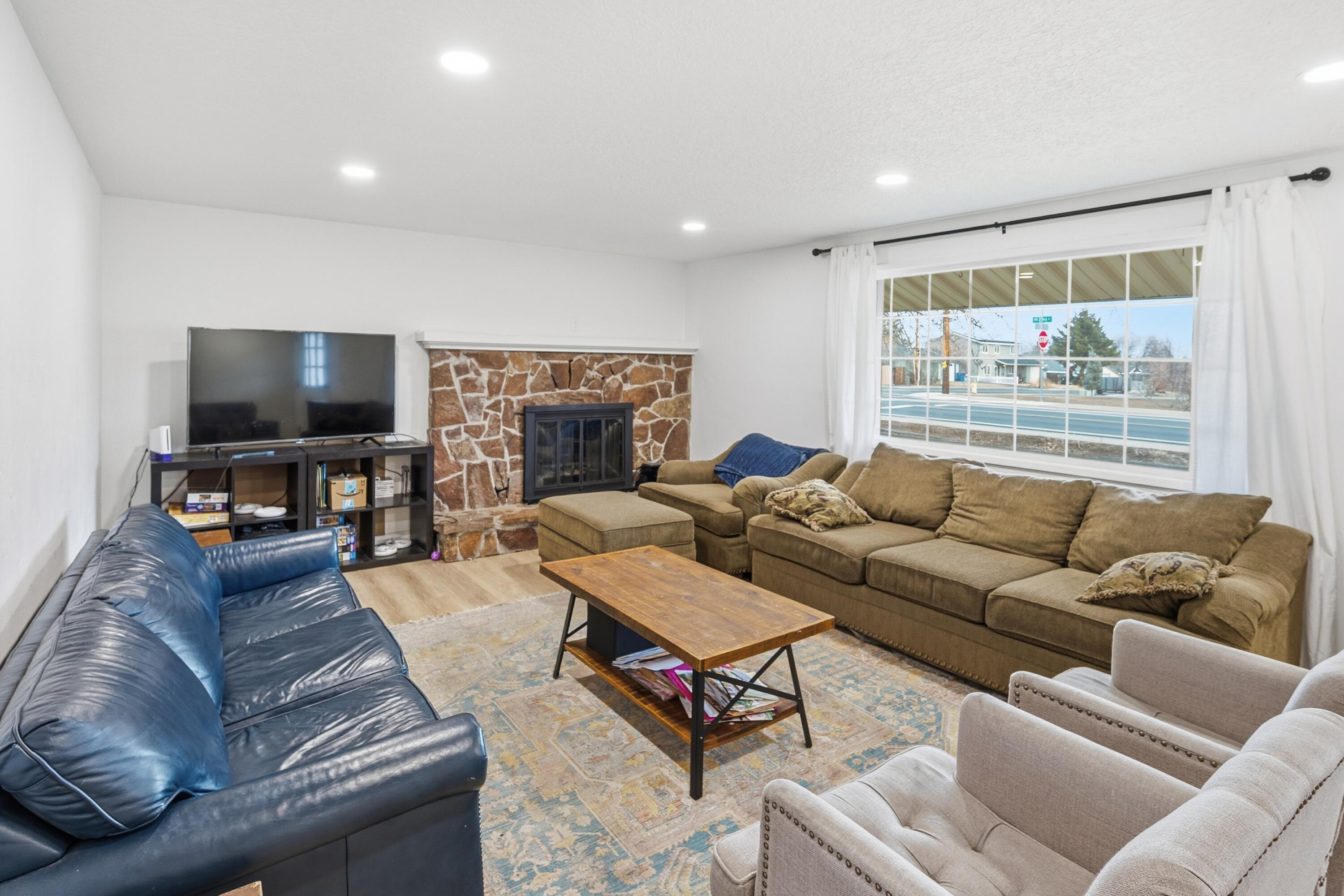 1915 Southwest 23rd Street Redmond, OR 97756 - Photo 8 of 22