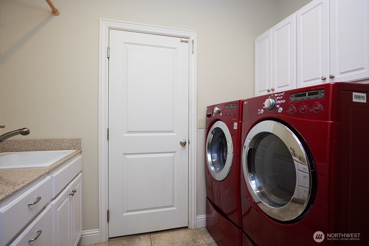 198 Narcissa Place Walla Walla, WA 99362 - Photo 25 of 40 a utility room with dryer and washer