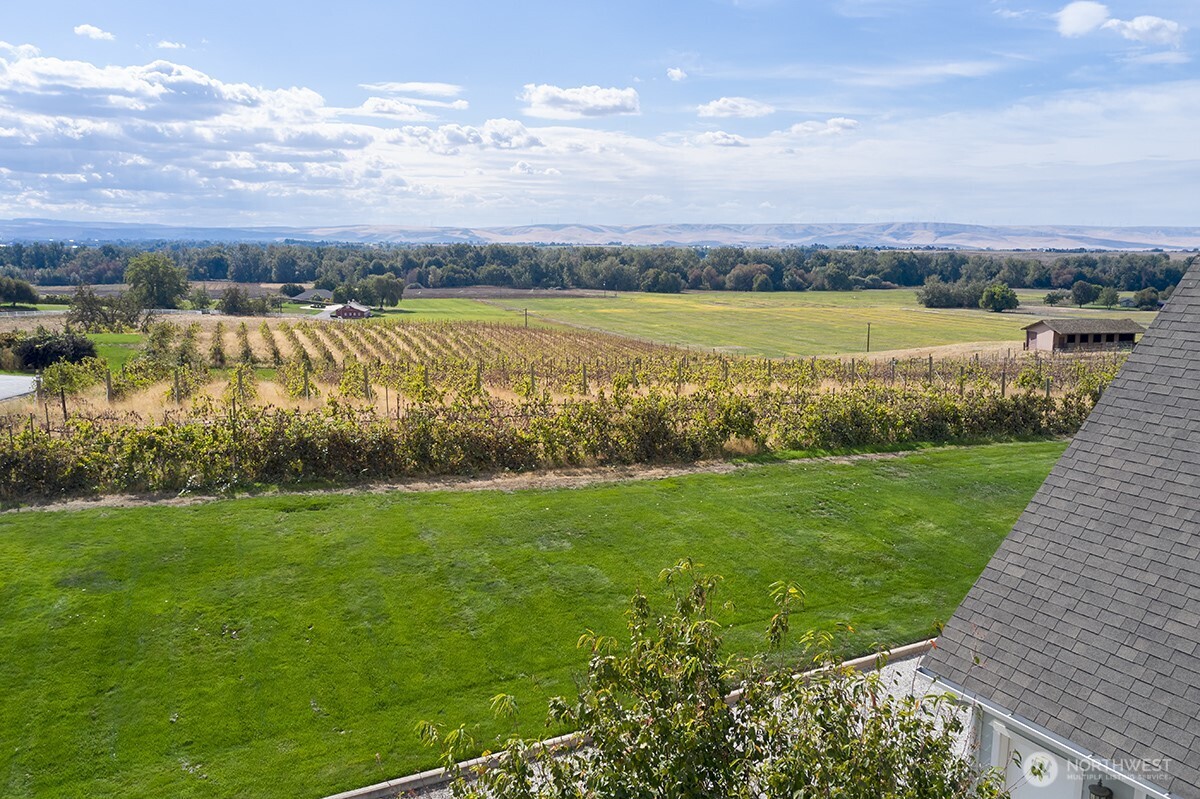 198 Narcissa Place Walla Walla, WA 99362 - Photo 4 of 40 a view of a lake with a city view