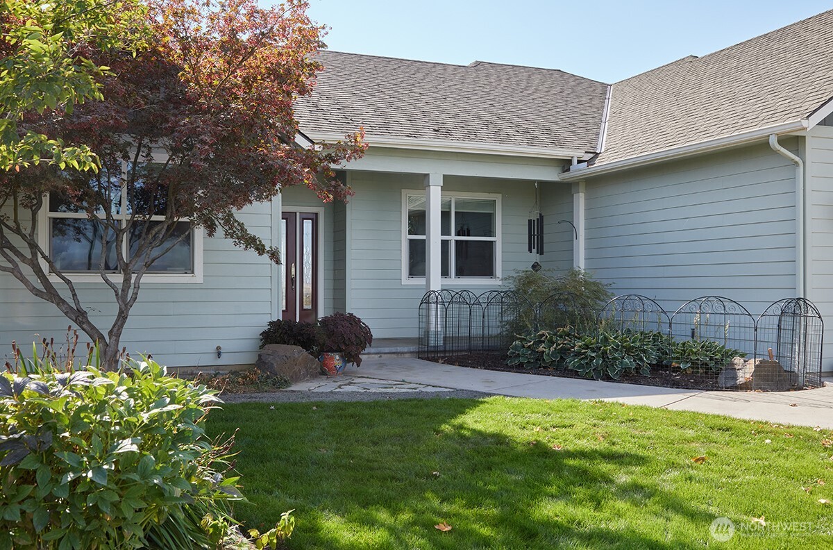 198 Narcissa Place Walla Walla, WA 99362 - Photo 6 of 40 a view of a house with a yard and plants