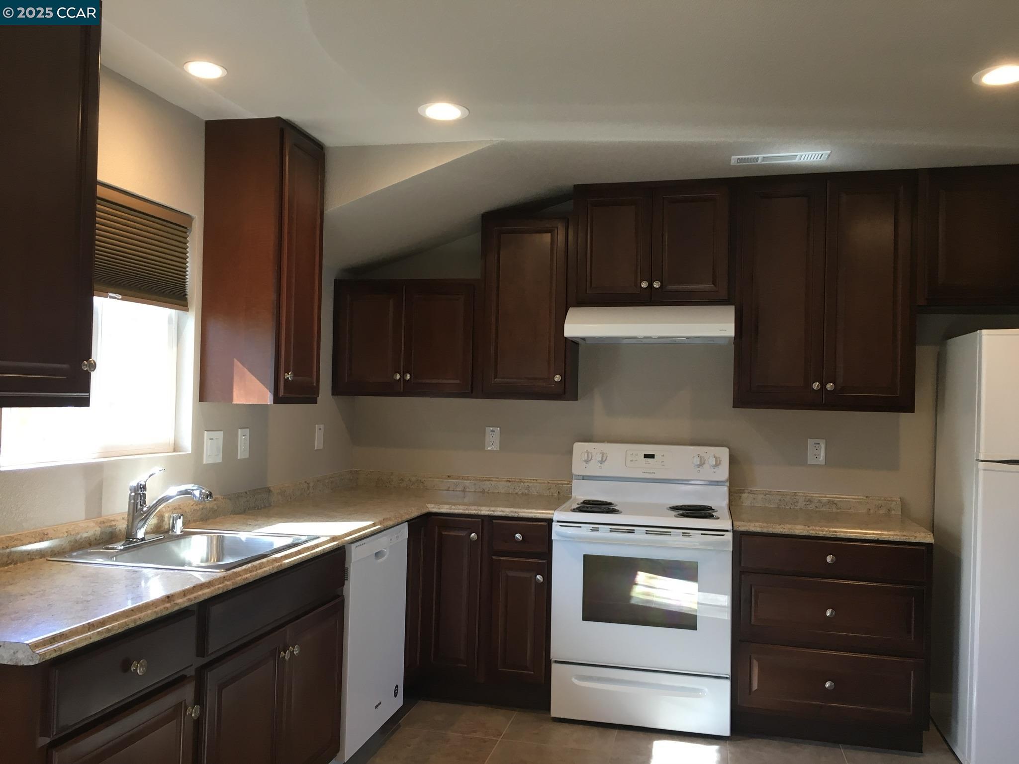 1330 Bentley Street, Unit B Concord, CA 94518 - Photo 4 of 11