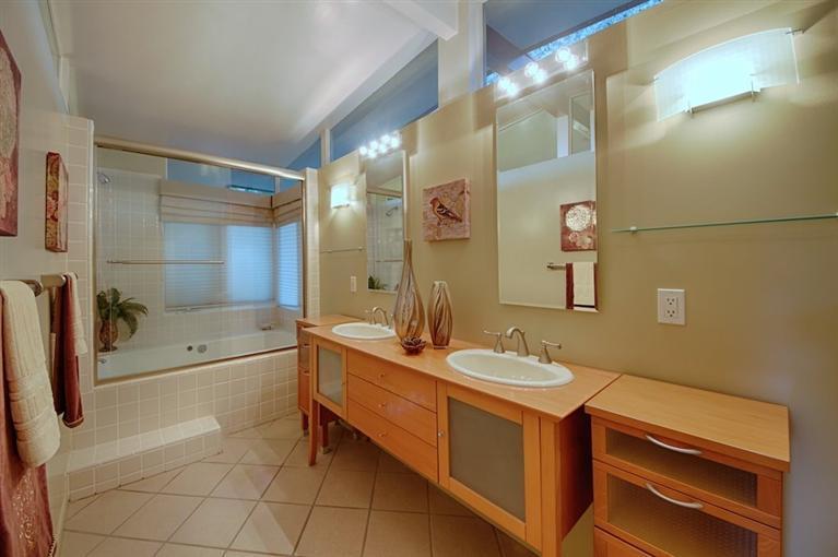2985 Meyerloa Lane Pasadena, CA 91107 - Photo 14 of 30 a bathroom with a tub sink and mirror