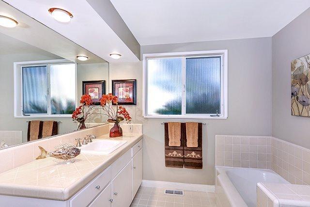 2985 Meyerloa Lane Pasadena, CA 91107 - Photo 19 of 30 a bathroom with a tub sink and mirror