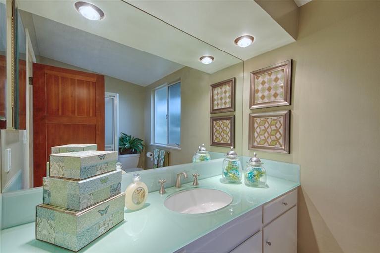 2985 Meyerloa Lane Pasadena, CA 91107 - Photo 21 of 30 a living room with furniture and a potted plant