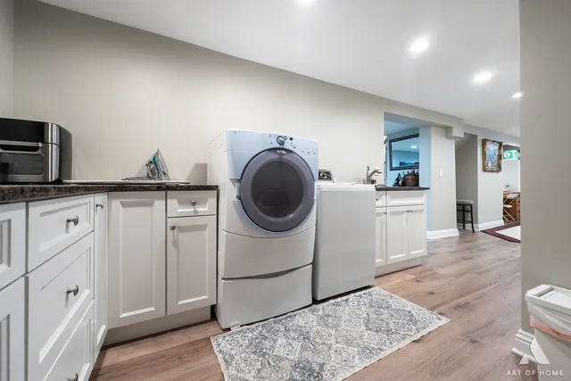a view of a house with backyard and garden