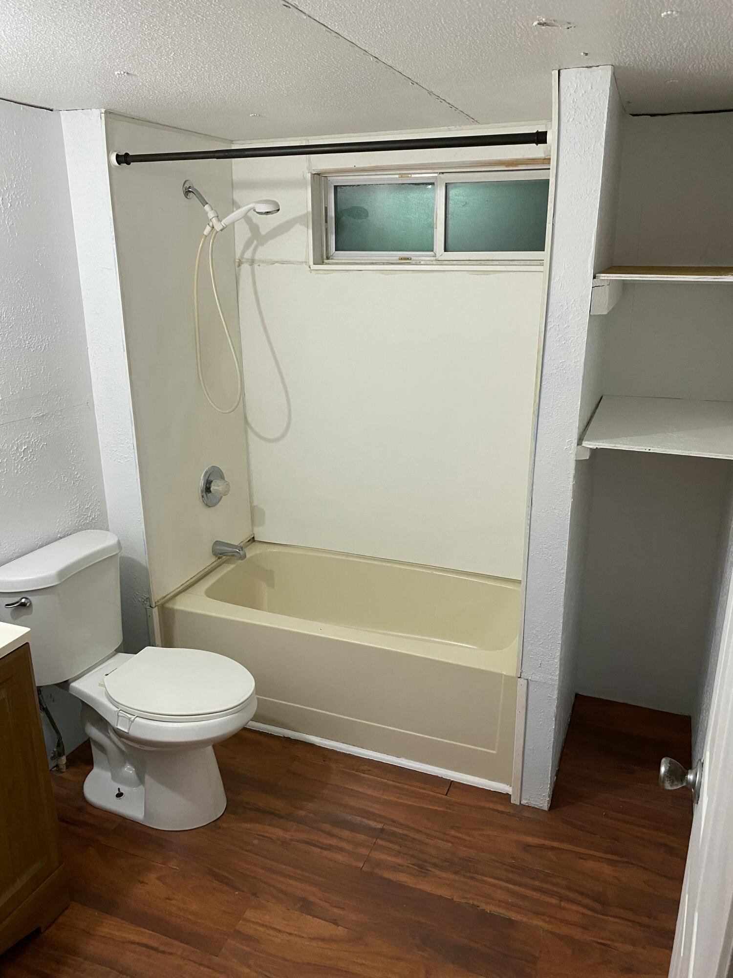 7835 Southeast 60th Drive Okeechobee, FL 34974 - Photo 26 of 35 a bathroom with a toilet and a tub