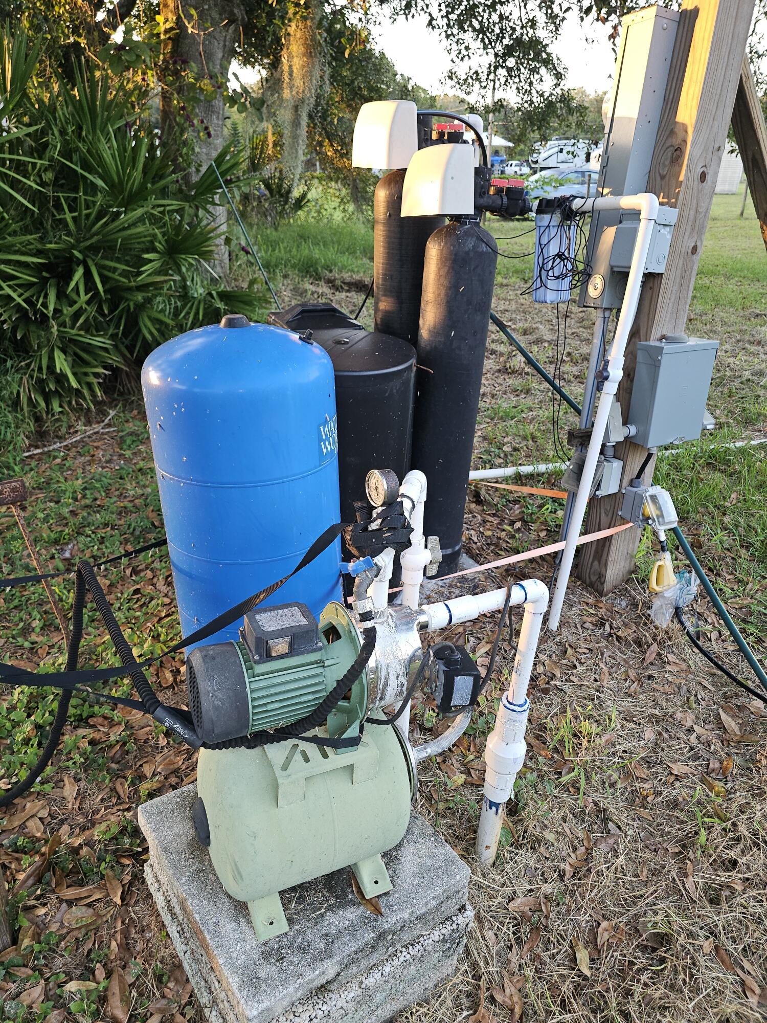 7835 Southeast 60th Drive Okeechobee, FL 34974 - Photo 32 of 35 a view of a chairs and table in backyard