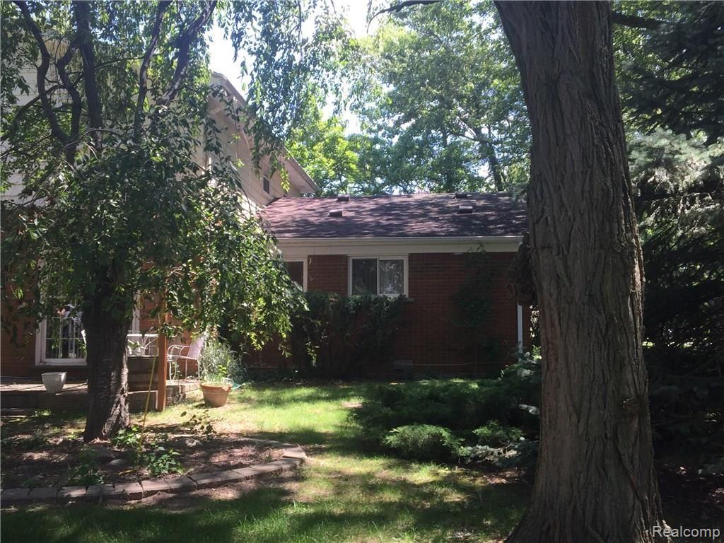 28500 Southpointe Road Grosse Ile, MI 48138 - Photo 3 of 10 sp back2.JPG