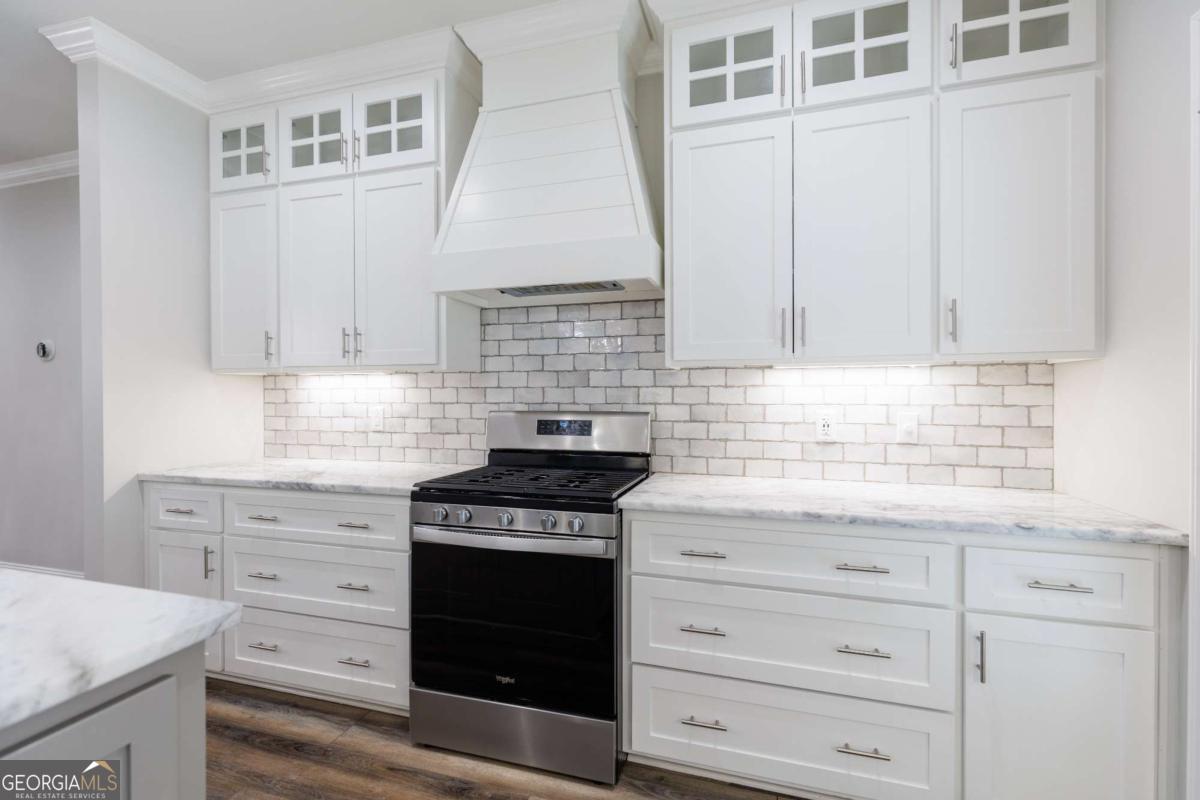 601 Pine Point Circle Valdosta, GA 31602 - Photo 15 of 45 a kitchen with granite countertop white cabinets and appliances