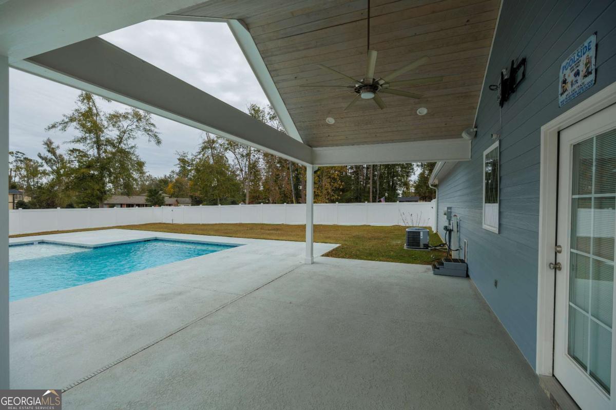601 Pine Point Circle Valdosta, GA 31602 - Photo 43 of 45 an empty room with ceiling fan and window