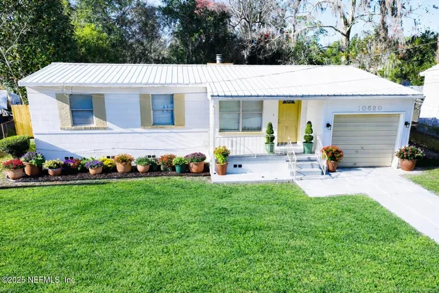 a view of an house with backyard space and garden
