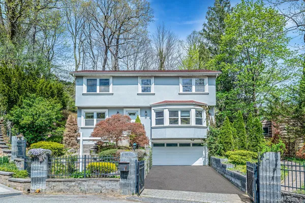 $750,000 | 210 Mill Dam Court, Centerport, NY 11721
