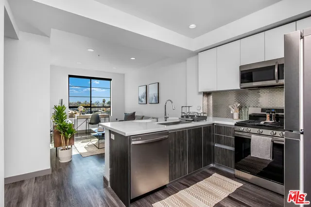 $2,695 | 3617 Venice Boulevard, Los Angeles, CA 90019