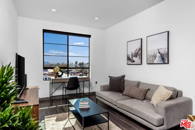 $2,695 | 3617 Venice Boulevard, Los Angeles, CA 90019