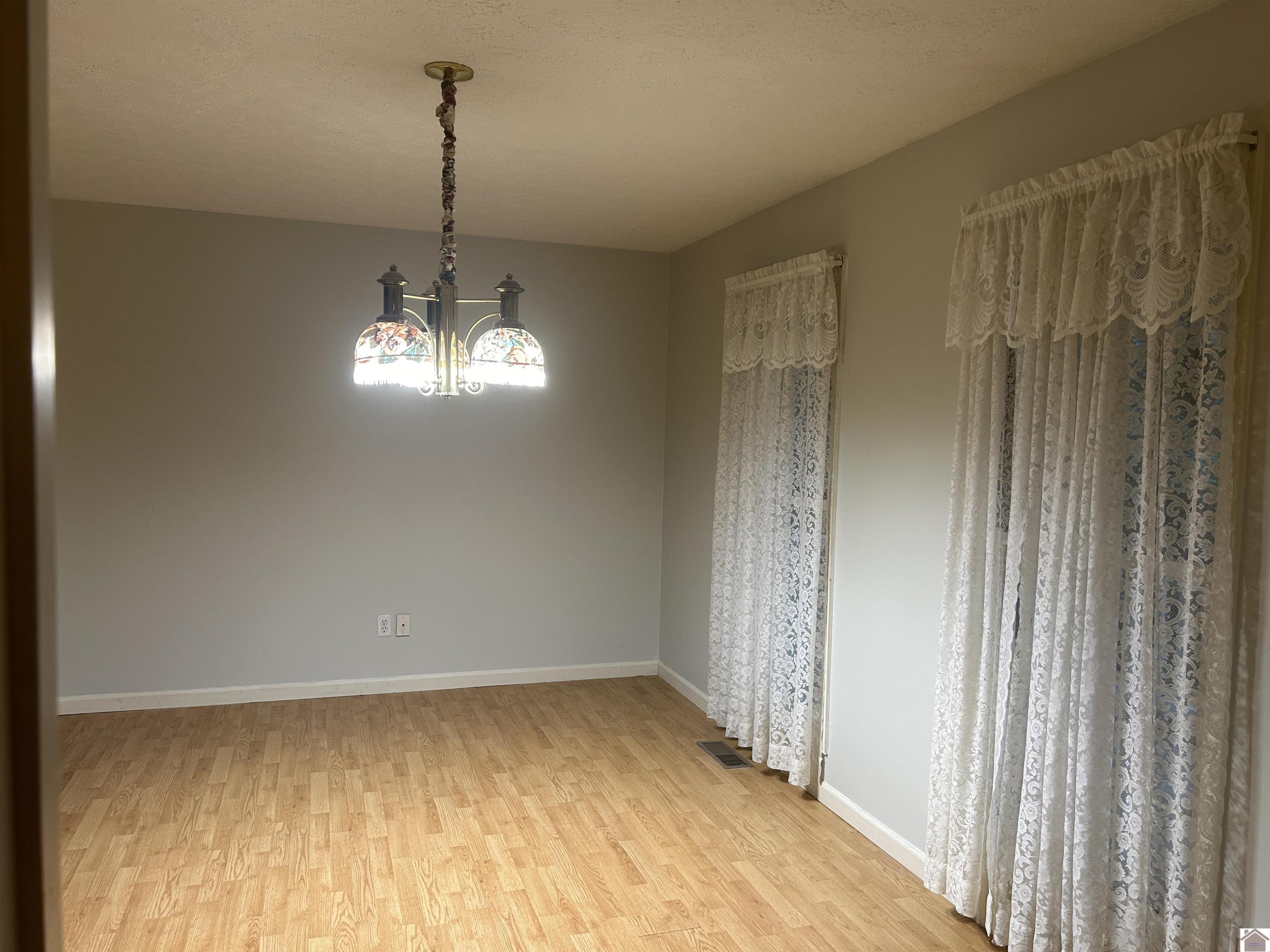 5917 Old Mayfield Road Paducah, KY 42003 - Photo 11 of 35 FRONT ROOM