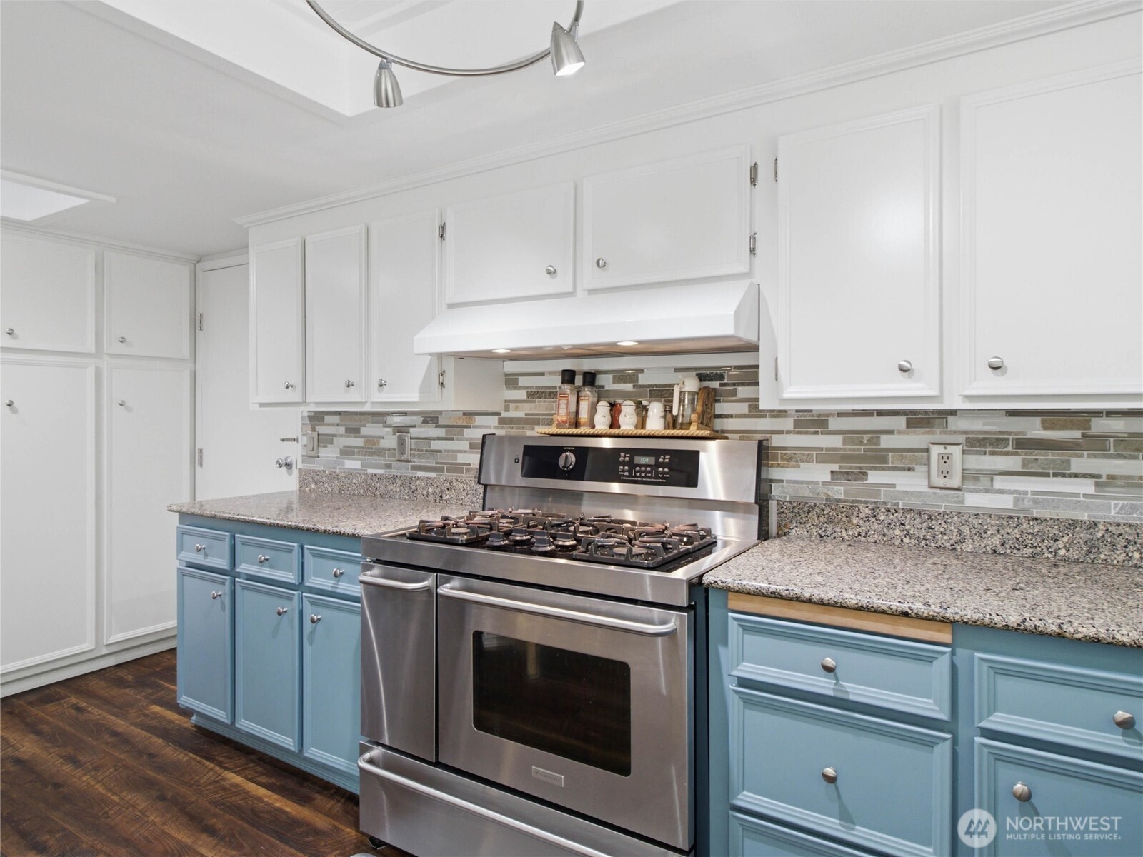 2012 Lincoln Circle Southeast Renton, WA 98055 - Photo 12 of 34 Gallery Image 12