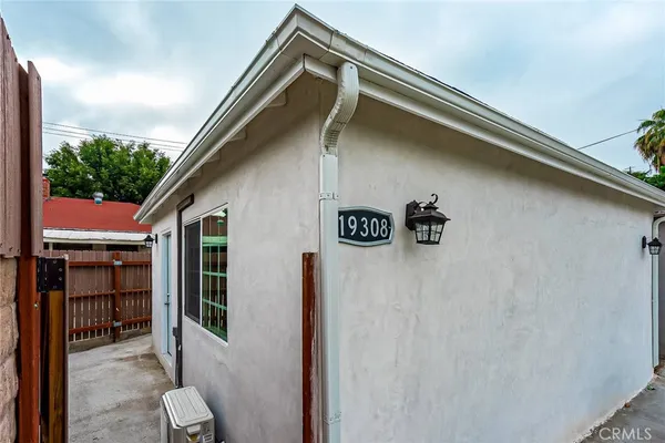 $1,999 | 19308 Calvert Street, Tarzana, CA 91335