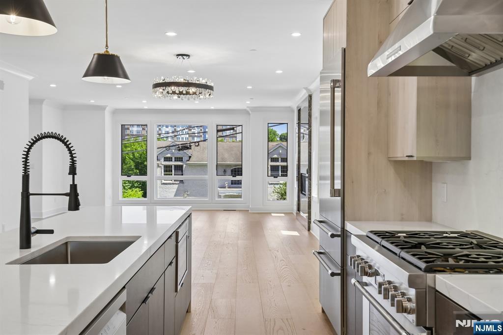 2189 Jones Road Fort Lee, NJ 07024 - Photo 6 of 32