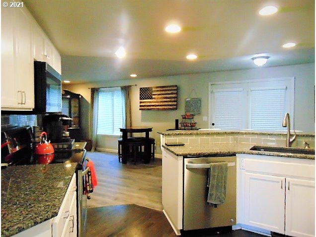 1755 Ridgley Boulevard Eugene, OR 97401 - Photo 11 of 31 Gallery Image 11