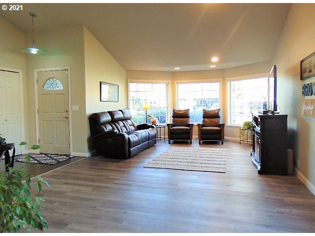 1755 Ridgley Boulevard Eugene, OR 97401 - Photo 3 of 31 Gallery Image 3