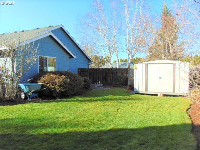 1755 Ridgley Boulevard Eugene, OR 97401 - Photo 25 of 31 Gallery Image 25