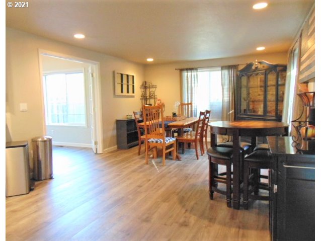 1755 Ridgley Boulevard Eugene, OR 97401 - Photo 6 of 31 Gallery Image 6
