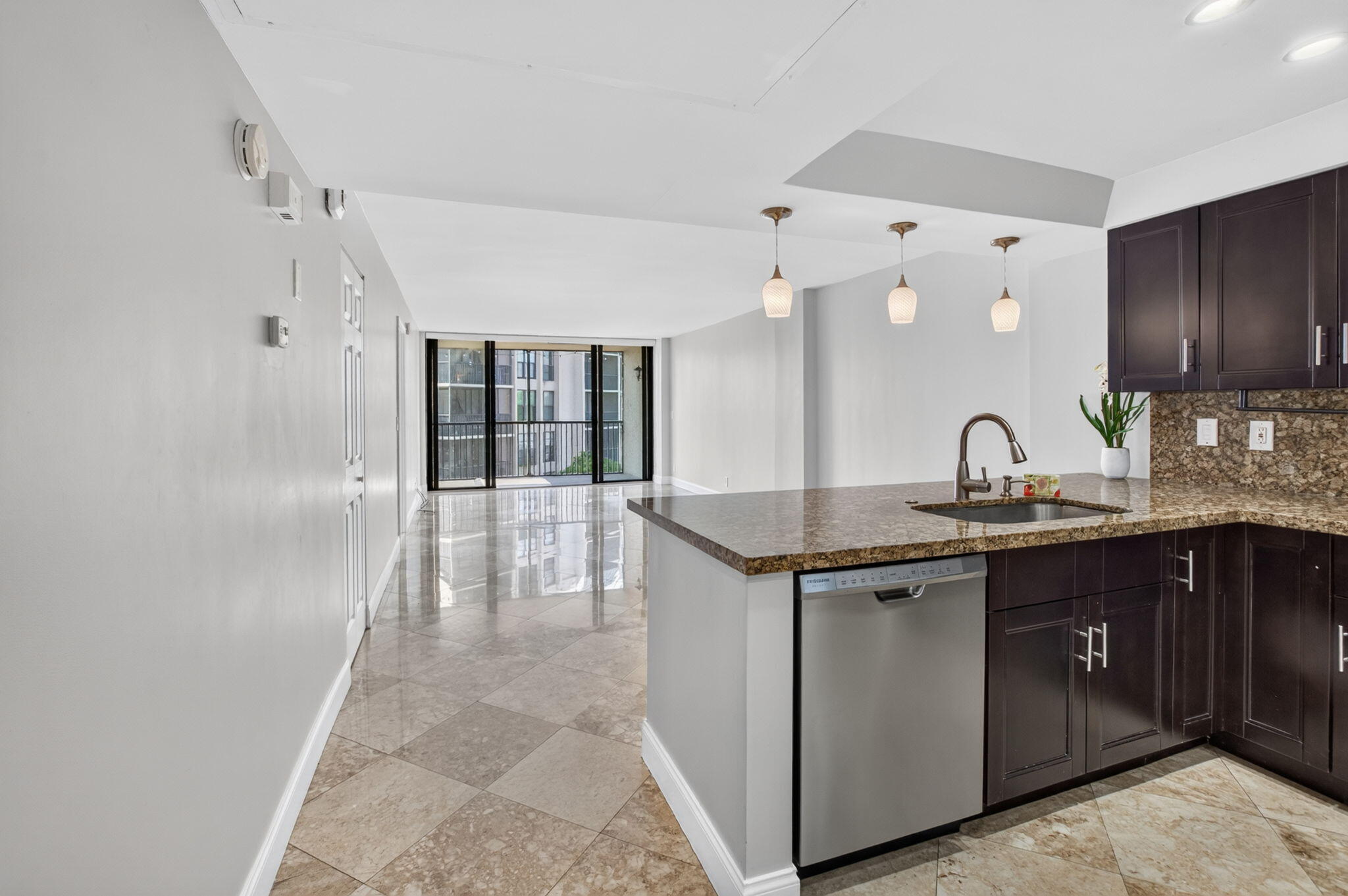 20 Royal Palm Way, Unit 3010 Boca Raton, FL 33432 - Photo 10 of 39 The Kitchen