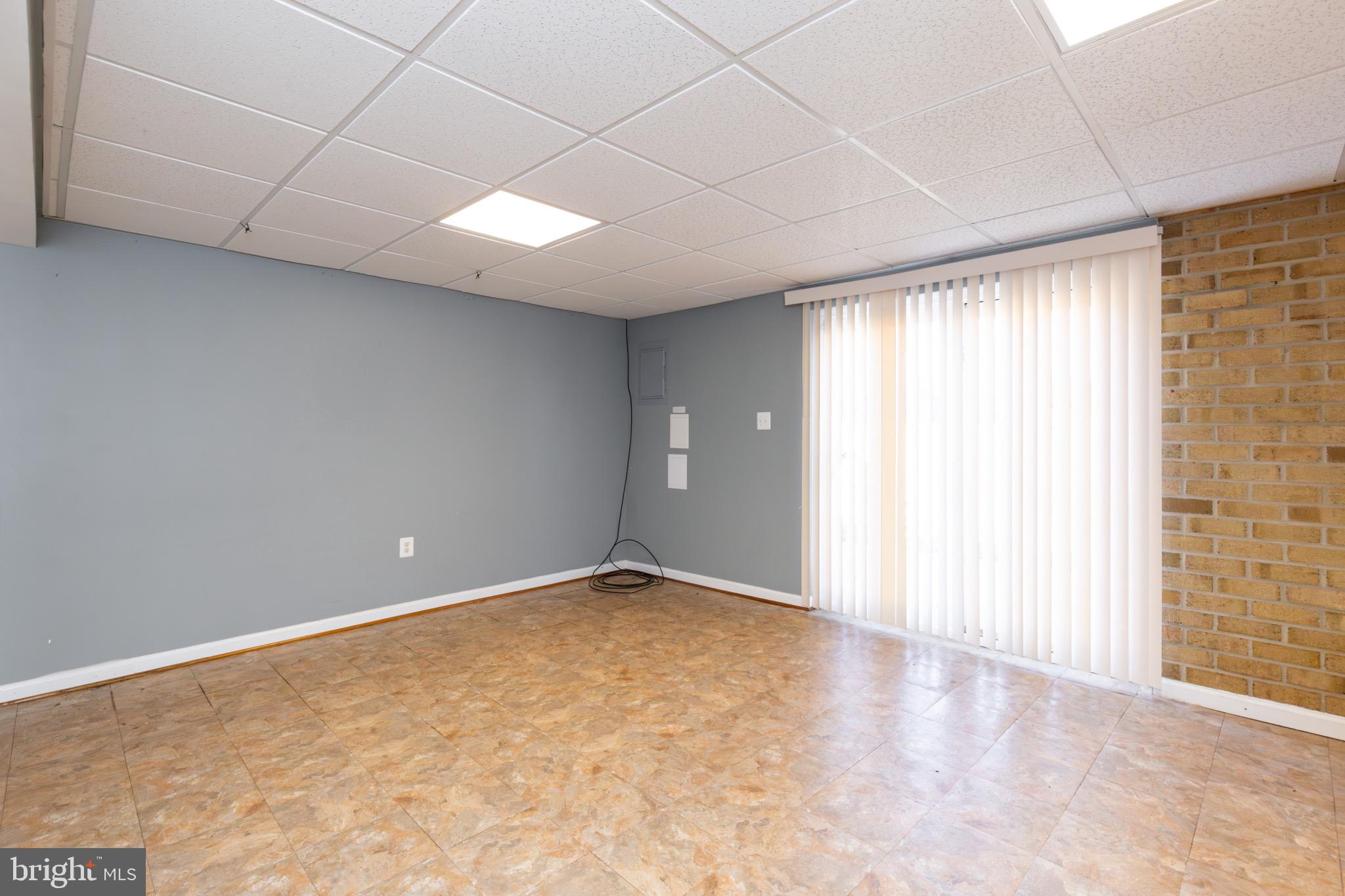 32 Bristol Court Stafford, VA 22556 - Photo 19 of 25 an empty room with windows