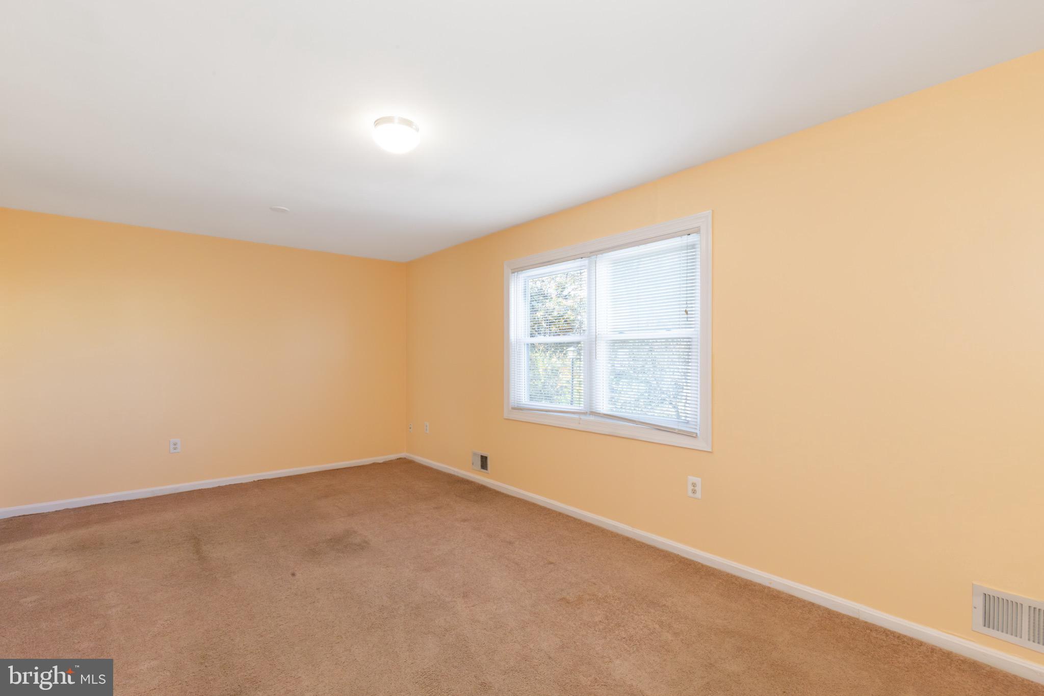32 Bristol Court Stafford, VA 22556 - Photo 5 of 25 an empty room with a window