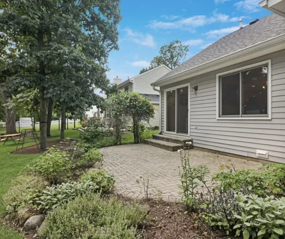 $3,300 | 925 Hartford Drive, Gurnee, IL 60031