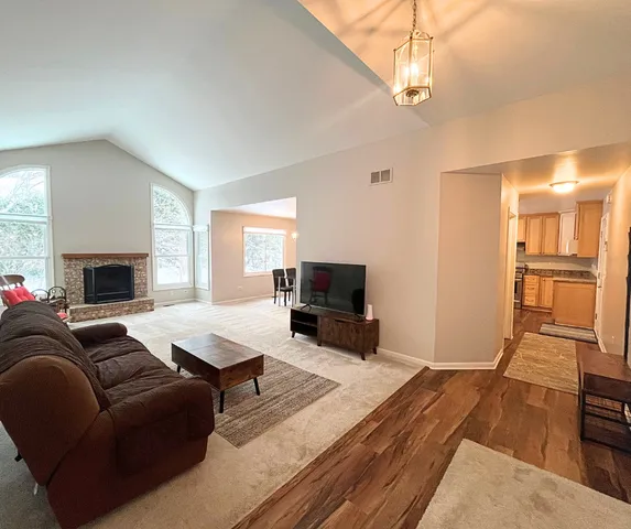 $3,300 | 925 Hartford Drive, Gurnee, IL 60031