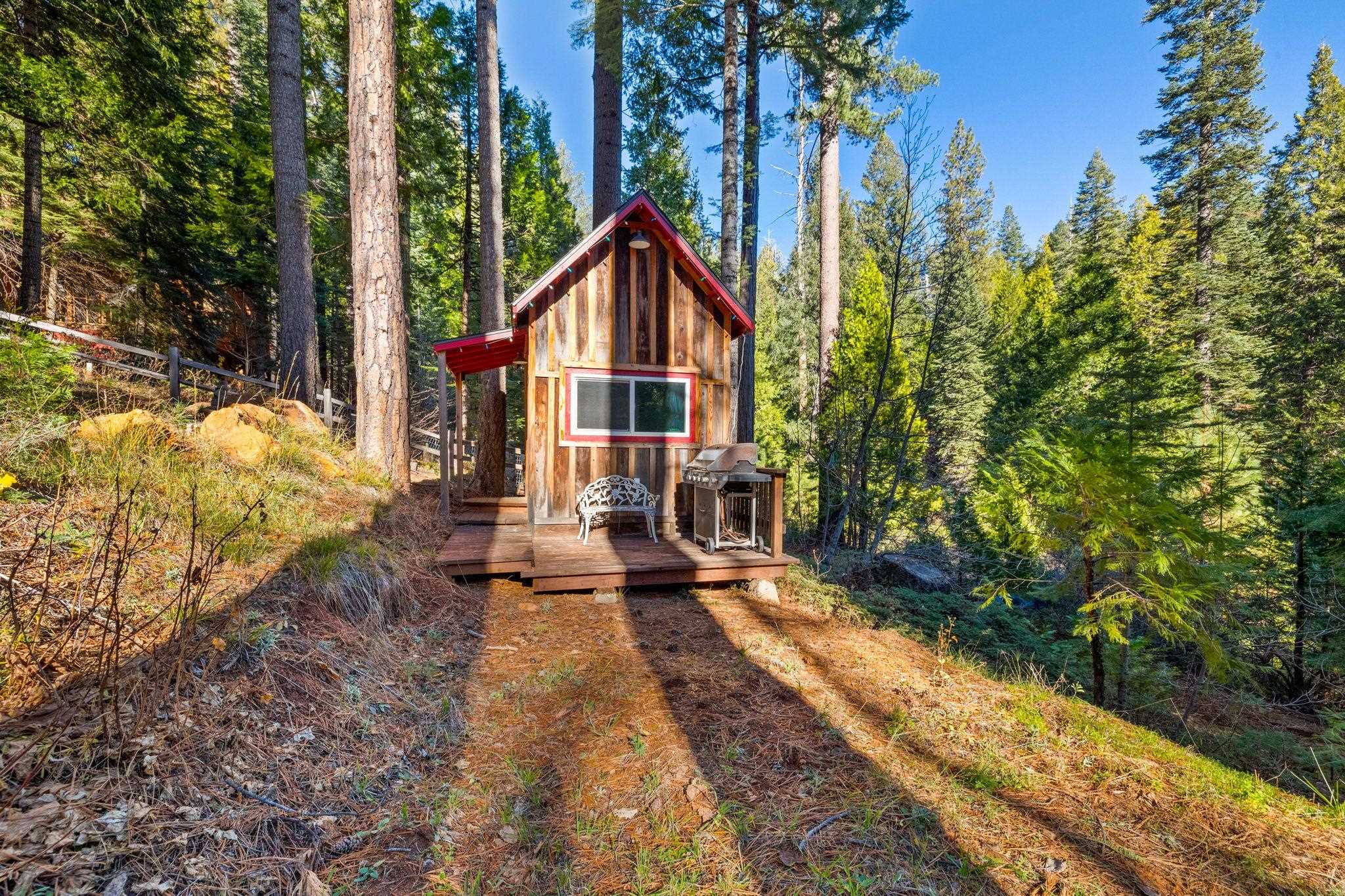 a view of a house with backyard and trees