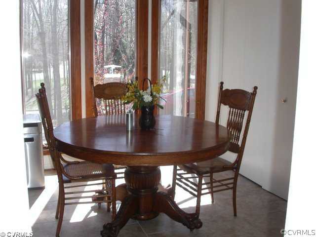 5603 Promontory Pointe Road Midlothian, VA 23112 - Photo 7 of 12 Breakfast Nook - Kitchen eat-in area