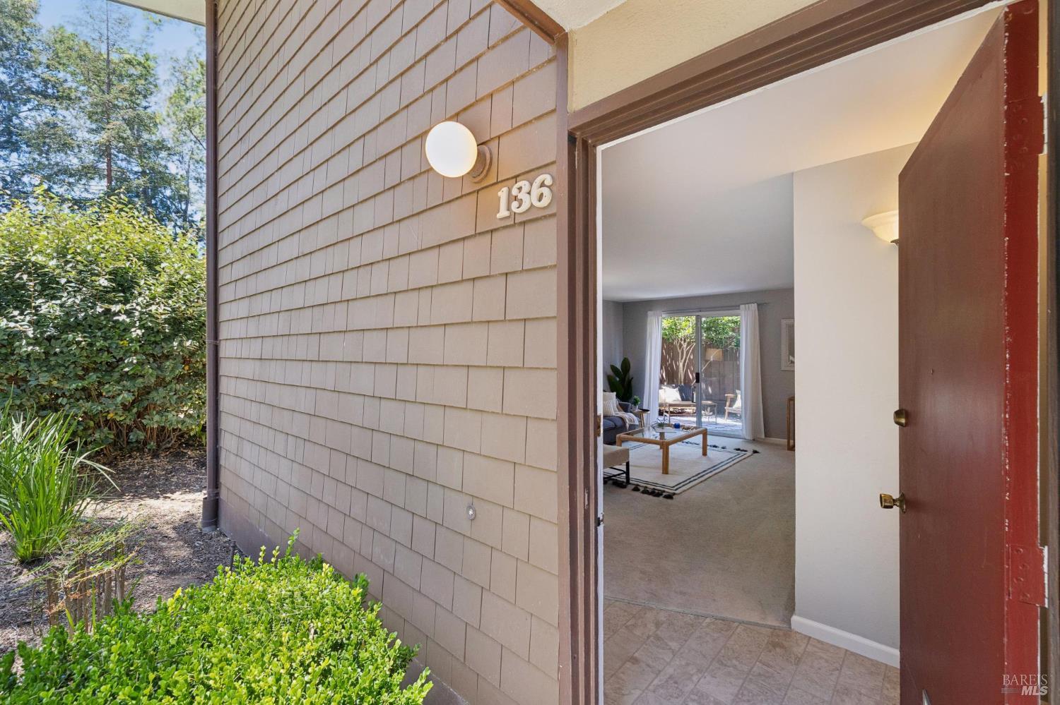 136 Surrey Lane San Rafael, CA 94903 - Photo 4 of 31