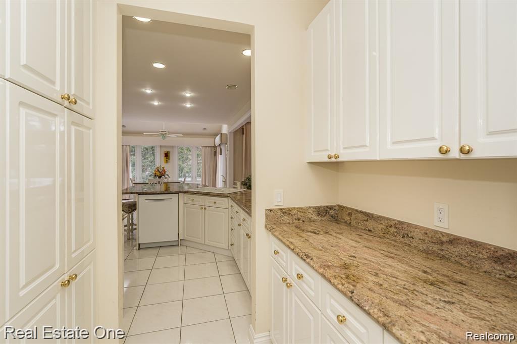 1295 Creek Pointe Drive Rochester, MI 48307 - Photo 27 of 33 Butler's pantry
