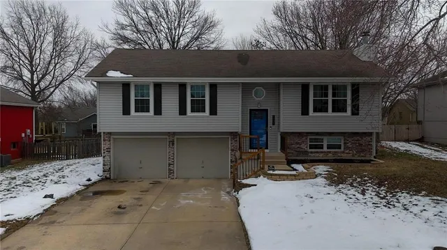 $300,000 | 1701 Northeast Auburn Drive, Lee's Summit, MO 64086