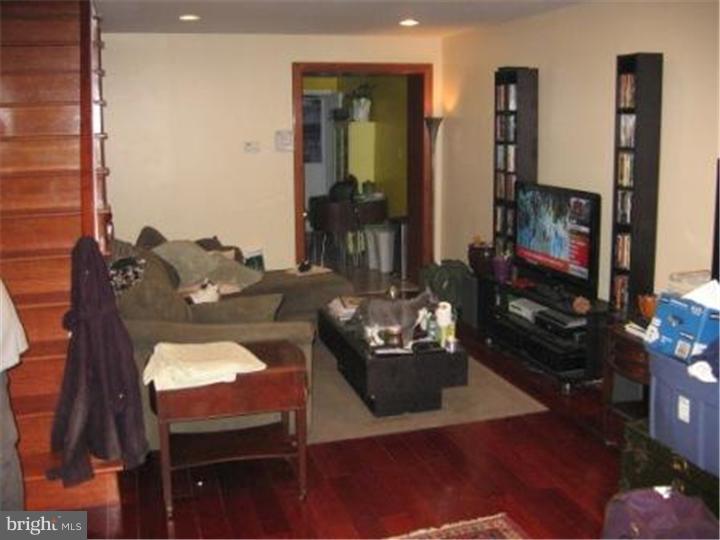 424 Tree Street Philadelphia, PA 19148 - Photo 3 of 10 Living Room