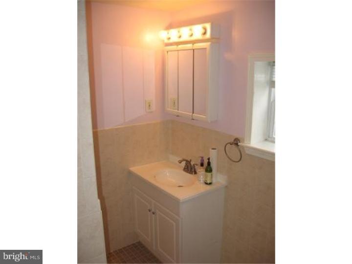 424 Tree Street Philadelphia, PA 19148 - Photo 8 of 10 Bathroom