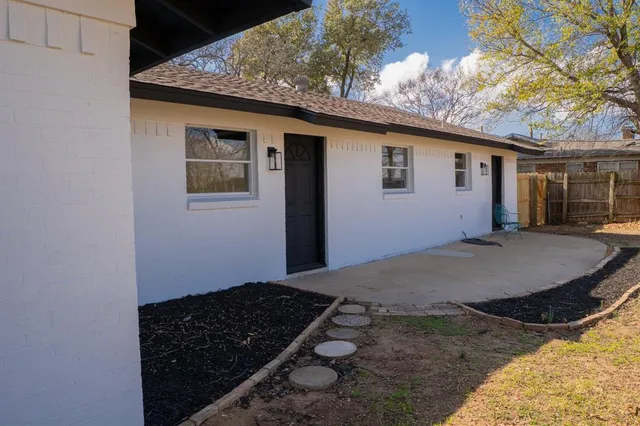 a view of a house with backyard