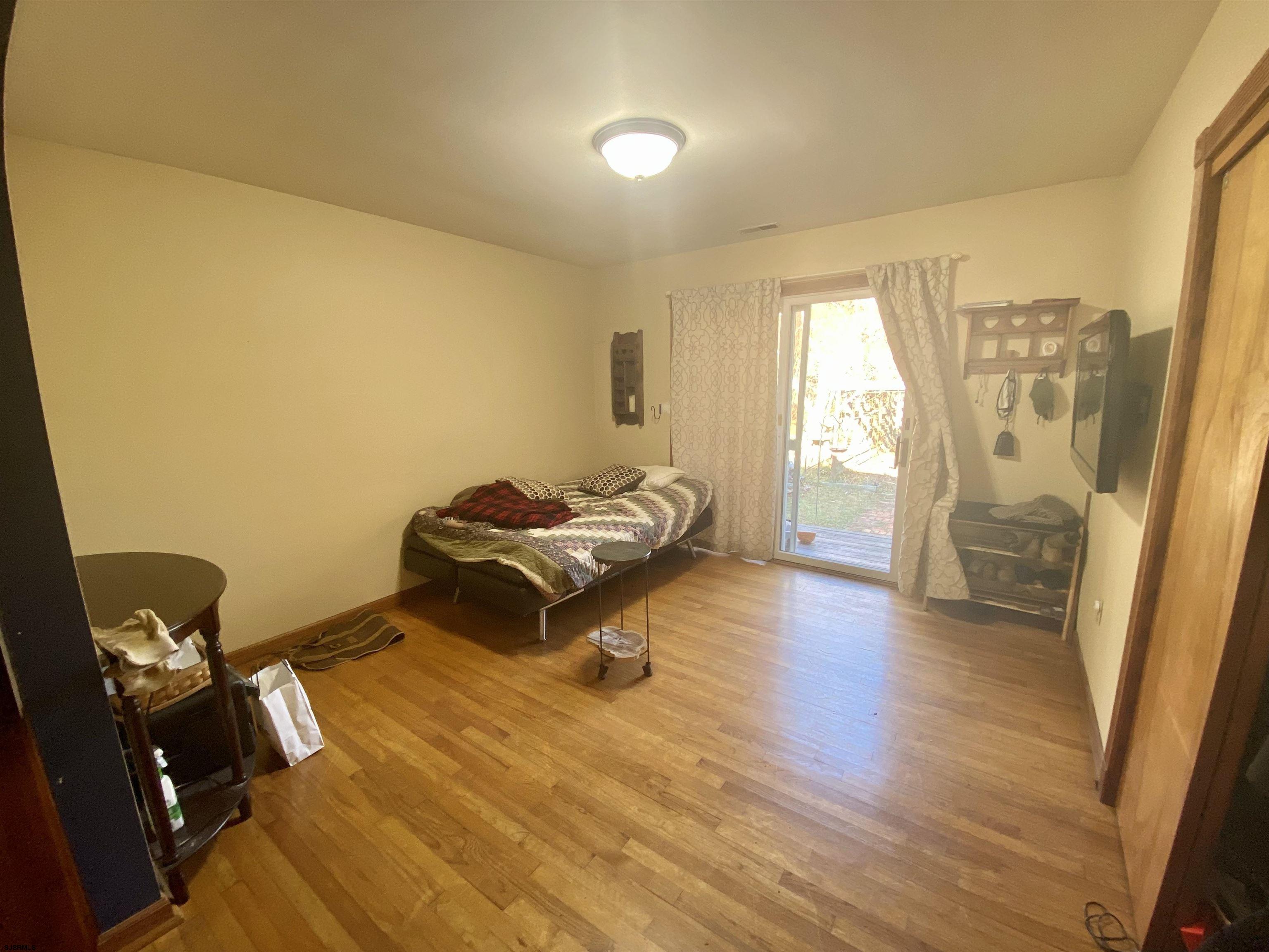 6705 Weymouth Road Mays Landing, NJ 08330 - Photo 22 of 38 a room with a couch